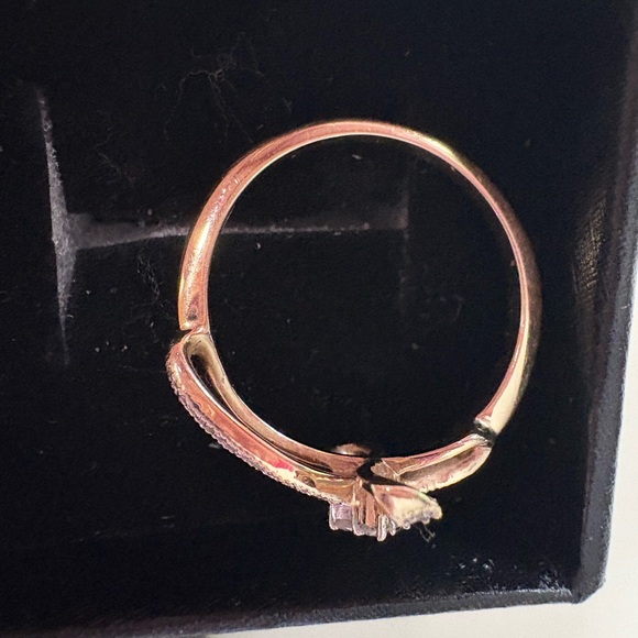 Elegant Gold and Silver Bow Ring - Picture 5 of 8